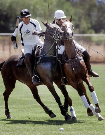 Santos Arriola Riding off an opponent